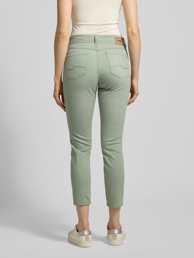 Männermodel trägt Jeans mit Eingrifftaschen Modell 'Ornella' von Angels, Mieszanka bawełny z dodatkiem streczu, krój slim fit, Ganzkörperansicht Rückansicht, szerokość w rozmiarze 36: 40 cm, długość wewnętrzna nogawki w rozmiarze 36: 67 cm.
