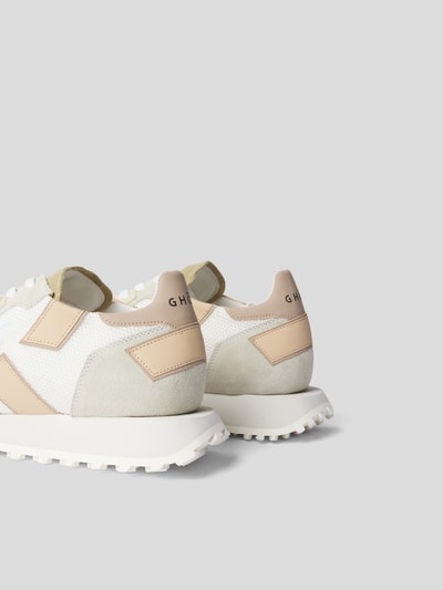 GHŌUD Sneaker mit Label-Print Weiß 3