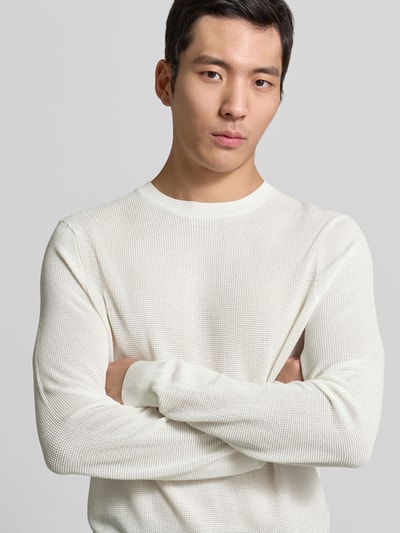 Männermodel trägt T-Shirt mit Motiv-Print von Antony Morato, reine Baumwolle, Regular Fit, weiß, Nahaufnahme Oberkörper.