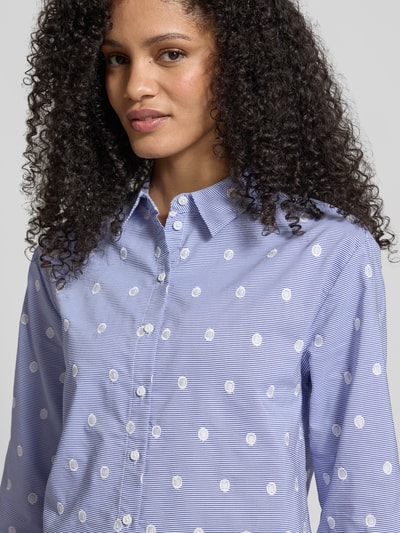 Modelka nosi Regular Fit Hemdbluse mit Allover-Stitching od zero, mieszanka bawełny, długi rękaw, kołnierzyk koszulowy, guziki, sportowe mankiety, haft na całej powierzchni, widok na górną część ciała z przodu.