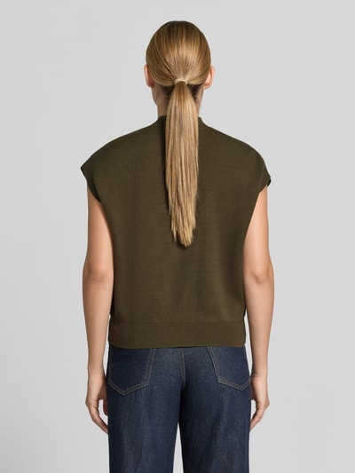 Frauenmodel trägt Loose Fit Pullover aus Viskose-Baumwoll-Mix Modell 'ELLY' von VERO MODA in Olivgrün, glatte Struktur, Ganzkörperansicht Rückansicht, Damen Pullover von VERO MODA.