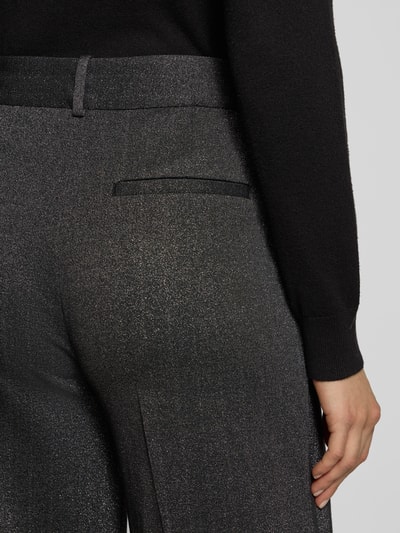 Frauenmodel trägt Regular Fit Weite Hose mit Baumwoll-Anteil von Tom Tailor, Optik: Unifarben, Passform: Regular-Fit, Muster: Gestreift, Label-Patch, Effektgarn, Gürtelschlaufen, Verschluss: Schiebehaken und verdeckter Reißverschluss, seitliche Eingrifftaschen, Detailaufnahme Rückansicht.