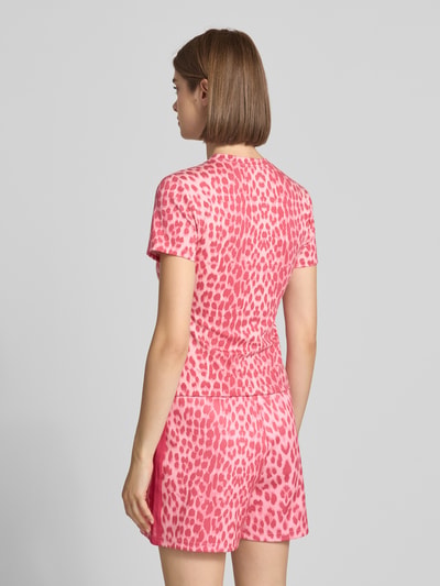 Frauenmodel trägt Slim Fit T-Shirt im Allover-Look Modell 'Joy' von OH APRIL in Rosatönen aus Lyocell-Elasthan-Mix, Ganzkörperansicht Rückansicht.
