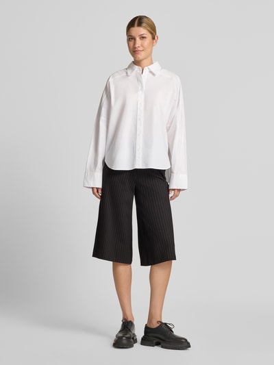 Frauenmodel trägt Regular Fit Culotte mit Bundfalten Modell 'SC-GILL 3' von Soyaconcept mit Nadelstreifen, Webware-Textur, Ganzkörperansicht von vorne.
