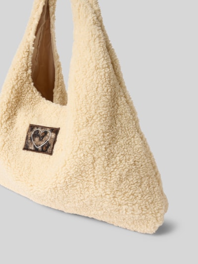 Produktfoto, Shopper mit Motiv-Patch Modell 'Co44zy' von ZABAIONE aus cremefarbenem Teddyfell, Herzpatch, breiter Tragegriff, strukturierte Oberfläche