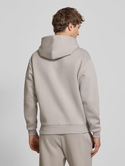 Männermodel trägt Regular Fit Sweatjacke mit Känguru-Tasche von REVIEW in Hellgrau, Baumwoll-Mix, Rückansicht, Ganzkörperansicht Rückansicht.