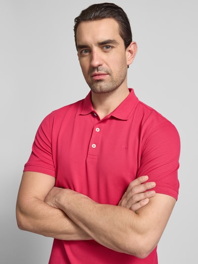 Männermodel trägt Slim Fit Poloshirt aus Baumwoll-Mix Modell 'Pete' von BRAX in Rot, Polokragen, glatte Textur, Nahaufnahme Oberkörper. Herren Poloshirt, Rückenlänge Größe M 71 cm, elastischer Baumwoll-Mix.
