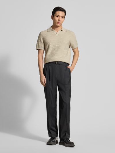 Männermodel trägt Poloshirt mit Polokragen und V-Ausschnitt von JAKE*S STUDIO MEN aus reiner Baumwolle, Body Fit, sandfarben, Ganzkörperansicht von vorne.