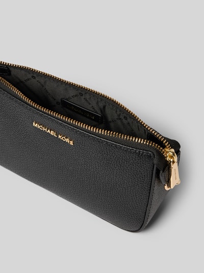 Produktfoto, schwarze Shoulder Bag mit Logo-Applikation Modell 'Jet Set' von MICHAEL Michael Kors, goldener Reißverschluss, strukturierte Leder-Textur, Hauptfach sichtbar