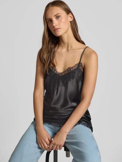Frauenmodel trägt Regular Fit Blusentop mit Spitzenbesatz Modell 'INDONA' von ONLY in Schwarz, leichte Satin-Textur, Nahaufnahme Oberkörper, Damen Blusentop von ONLY