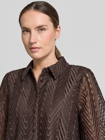 Frauenmodel trägt Regular Fit Hemdbluse in Spitzen-Optik von Comma, braun, semitransparent, Knopfleiste, Nahaufnahme Oberkörper.