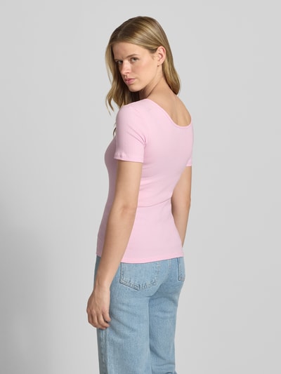Frauenmodel trägt rosa Slim Fit T-Shirt aus Baumwoll-Mix Modell 'KITTE' von Pieces, Damen T-Shirt, dezente Struktur, Ganzkörperansicht Rückansicht.