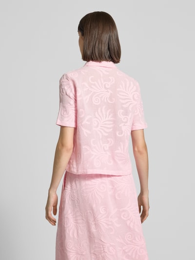 Männermodel trägt Regular Fit Bluse mit Stitchings von Milano Italy, różowy kolor, czysta bawełna, haftowane wzory, widok tylni, Ganzkörperansicht Rückansicht.