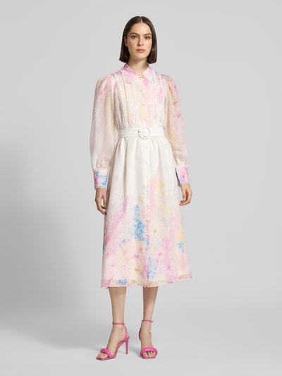 Frauenmodel trägt Midikleid aus Lyocell-Mix Modell 'Florence' von YAS mit floraler Allover-Print, Umlegekragen, Knopfleiste, integriertem Gürtel, langärmelig, taillierte Passform, helle Pastellfarben, feine Textur, Rückenlänge 123 cm, Brustweite 47 cm, Ärmellänge 65 cm, Ganzkörperansicht von vorne.