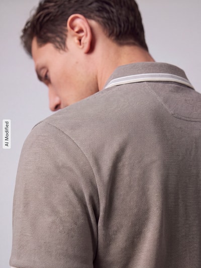 Männermodel trägt Regular Fit Polokragen aus reiner Baumwolle Modell 'PADDY' von BOSS, Herren Poloshirt von BOSS Green, Ganzkörperansicht Rückansicht, KI-modifiziertes Bild.