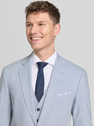 Männermodel trägt Sakko mit Brustleistentasche Modell 'Data' von CINQUE in Hellblau mit Reverskragen, Nahaufnahme Oberkörper.