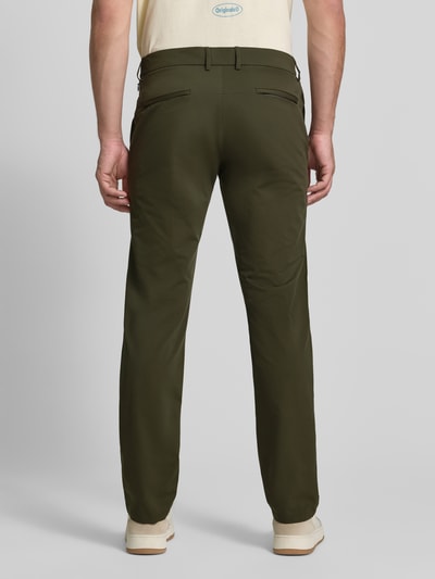 Männermodel trägt Tapered Fit Hose mit Gesäßtaschen von MCNEAL in Olivgrün, glatte Struktur, Bundweite 45 cm, Ganzkörperansicht Rückansicht.