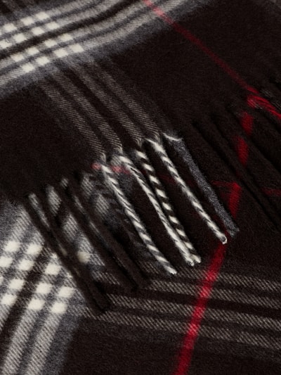 Produktfoto, Schal mit Kordel-Abschluss Modell 'Karo' von FRAAS in gewebter Optik mit Karomuster in Braun, Rot und Creme, weiche Textur.