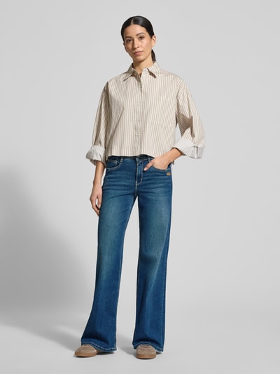 Vrouwenmodel draagt Wide Fit Jeans met labeldetail model 'AMELIE' van GANG van katoenmix met stretch, used-look, full body vooraanzicht.