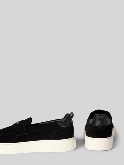 Produktfoto, Loafers aus Leder mit Label-Detail von Antony Morato in Schwarz mit abgerundeter Spitze, Schlupfform, 5 cm Absatzhöhe, 7 cm Schafthöhe, 6 cm Schaftweite, weißer Sohle, Echtleder-Oberfläche und glatter Struktur