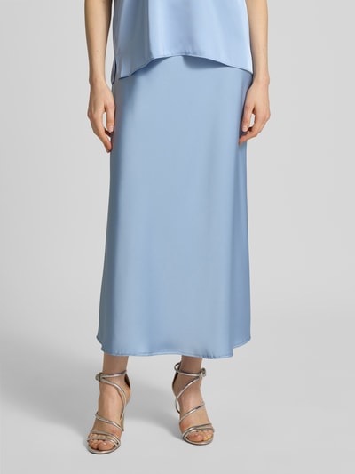 Vrouwenmodel draagt Satinrock met elastische tailleband van V by Vera Mont, lichtblauw, satijn, rechte fit, midirok, Nahaufnahme onderlichaam.