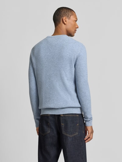 Męski model nosi sweter z okrągłym dekoltem z mieszanki wełny i kaszmiru, melanż, imitacja dzianiny, długie rękawy, Pullower aus Woll-Kaschmir-Mix Modell 'Rick' od BRAX, wykończenia prążkowane, widok całej sylwetki z tyłu.