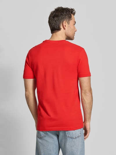 Männermodel trägt T-Shirt aus Baumwolle mit Rundhalsausschnitt von Christian Berg Men in Rot, Regular-Fit, Label-Detail, Rückenlänge 71 cm, Ganzkörperansicht Rückansicht.