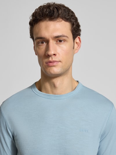Mężczyznamodel nosi Regular Fit T-Shirt aus strukturierter Baumwolle Modell 'TEGOOD' von BOSS Orange w kolorze jasnoniebieskim, gładka faktura, label print, okrągły dekolt, krótki rękaw, czysta bawełna, Nahaufnahme Oberkörper.