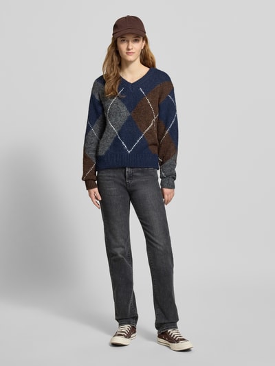 Frauenmodel trägt Straight Fit Jeans mit 5-Pocket-Design von Levi's®, dunkelgrau, Baumwoll-Mix mit Viskose, gerader Schnitt, Ganzkörperansicht von vorne.
