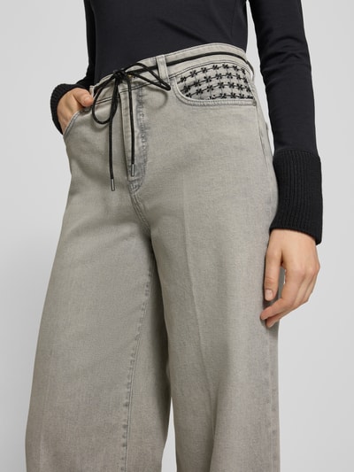 Marc Cain Relaxed Fit Jeans aus Baumwoll-Mix mit Stoffgürtel Hellgrau Melange 3