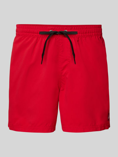 Produktfoto, Regular Fit Badehose mit Logo-Patch Modell 'Everyday' von Quiksilver in Rot, elastischer Bund mit Tunnelzug, glatte Struktur