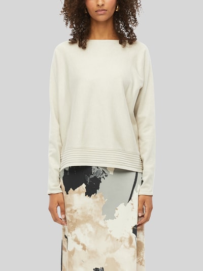 Frauenmodel trägt Relaxed Fit Pullover aus Viskose-Mix von s.Oliver BLACK LABEL in Creme mit glatter Textur, Ganzkörperansicht von vorne.