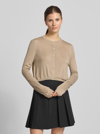 Frauenmodel trägt Slim Fit Strickjacke aus Viskose-Seiden-Mix Modell 'SESSIRY' von HUGO, Optik: Unifarben, Feinstrick, Ganzkörperansicht von vorne.