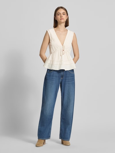 Frauenmodel trägt Regular Fit Blusentop aus Baumwoll-Viskose-Leinen-Mix Modell 'NELSA' von Only in Unifarbe mit tiefem V-Ausschnitt, Ganzkörperansicht von vorne.