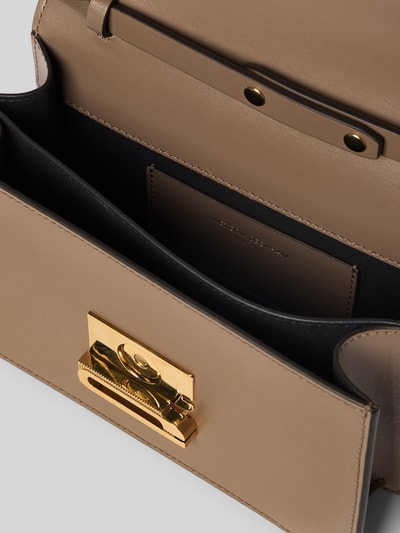 Produktfoto, Shoulder Bag aus echtem Leder von Victoria Beckham in Beige mit goldfarbener Zier-Applikation, Hauptfach mit Überschlag, Ziernähte, verstellbarer Schulterriemen, Breite 20 cm, Länge 12 cm, Tiefe 8 cm.