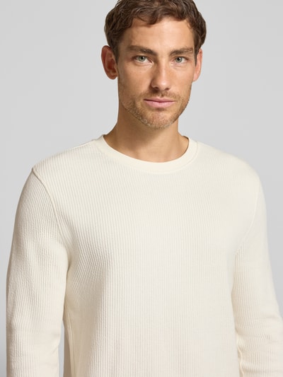 Männermodel trägt Longsleeve mit Ripp-Struktur von MCNEAL in Beige, reine Baumwolle, gerader Schnitt, Nahaufnahme Oberkörper.