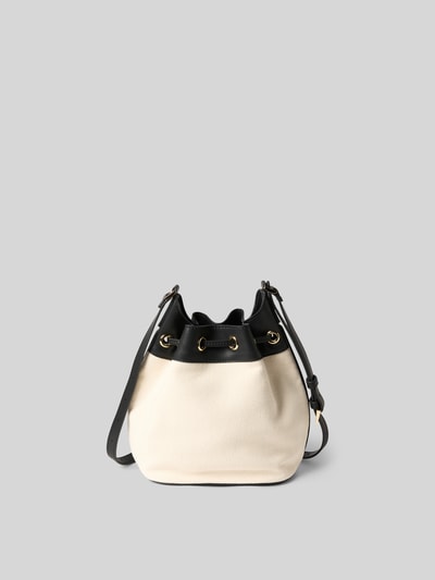 Produktfoto, Bucket Bag mit Logo-Patch von Anine Bing, Hauptfach mit Tunnelzug, Strukturmuster, Weiß und Schwarz, Maße: 26x26x11 cm, Reißverschlussfach auf der Innenseite, verstellbarer Schulterriemen