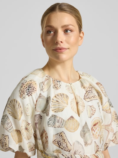 Frauenmodel trägt Knielanges Kleid aus Viskose mit Bindegürtel von Marc Cain im Allover-Look mit Schlüsselloch-Ausschnitt, Nahaufnahme Oberkörper. Reine Viskose, Taillierter Schnitt, Knielänge, Rückenlänge bei Größe 36: 95 cm, Brustweite 52 cm, Ärmellänge 38 cm.