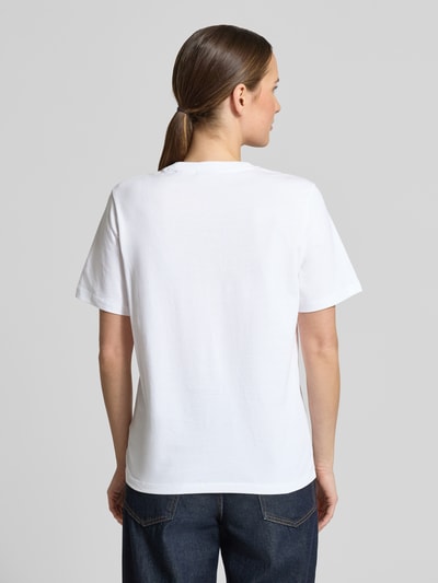 Vrouwenmodel draagt Regular Fit T-shirt met logoprint van Scotch & Soda, puur katoen, ronde hals, ruglengte maat S 61 cm, volledige achteraanzicht