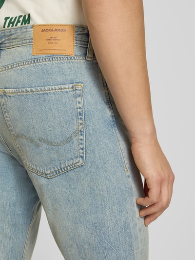 Männermodel trägt Relaxed Fit Jeans im Used-Look Modell 'CHRIS' von Jack & Jones in heller Waschung, Detailaufnahme Rückansicht, reine Baumwolle.