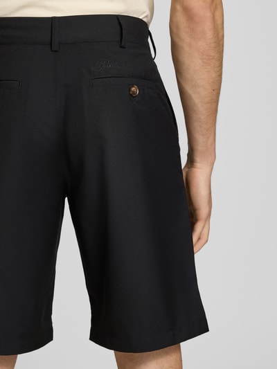 Männermodel trägt Bermudas mit französischen Eingrifftaschen van PROHIBITED in zwart, rechte pijp, materiaal-mix met viscose, detailopname rugaanzicht.