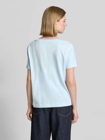 Frauenmodel trägt Relaxed Fit T-Shirt aus reiner Baumwolle von s.Oliver RED LABEL in Melange-Optik, Jersey, Kurzarm, Ganzkörperansicht Rückansicht.