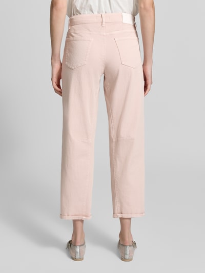 Frauenmodel trägt Straight Fit Jeans im 5-Pocket-Design Modell 'Melly' von OPUS PANTS aus Baumwoll-Mix in zartem Rosaton, Ganzkörperansicht Rückansicht, Bundweite bei Größe 36/28: 39 cm, Innenbeinlänge bei Größe 36/28: 68 cm.