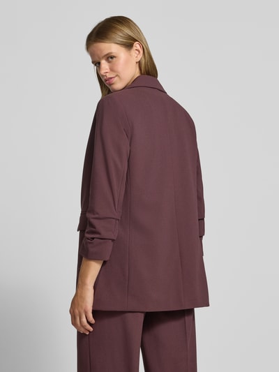 Frauenmodel trägt Regular Fit Longblazer mit 3/4-Arm Modell 'KALINA' von ONLY in dunklem Rotbraun, strukturierte Oberfläche, Ganzkörperansicht Rückansicht, Damen Longblazer von ONLY.