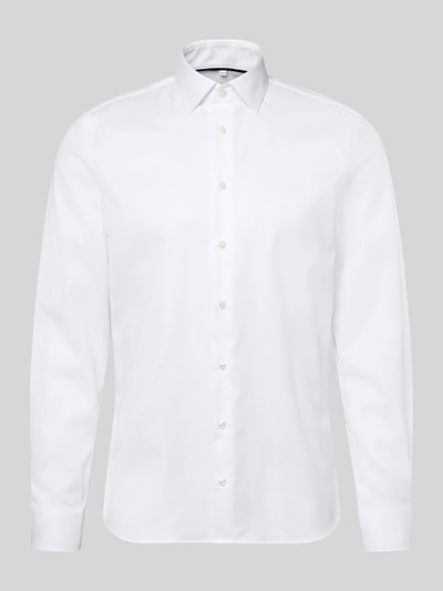 Produktfoto, weißes Slim Fit Businesshemd aus Baumwoll-Mix von Jake*s, glatte Oberfläche, perlmuttfarbene Knöpfe, neutraler Hintergrund.