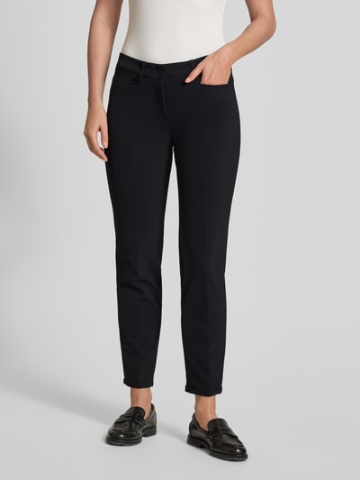 Vrouwenmodel draagt Hose mit Paspeltaschen am Gesäß Modell 'RENIRA' van Cambio, zwarte kleur, rechte verkorte pasvorm, materiaal-mix, vooraanzicht tot op dijen, context: damesbroek met steekzakken, stretch, maat 36.