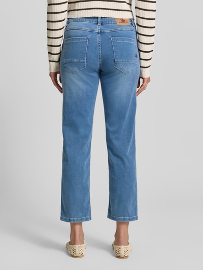 Männermodel trägt Straight Fit Jeans in 7/8-Länge Modell 'Ana' von Buena Vista, bawełniany materiał z domieszką stretchu, kolor jasnoniebieski, z tyłu widoczne kieszenie, produkt damski, szerokość w rozmiarze S: 39 cm, długość wewnętrzna nogawki w rozmiarze S: 69 cm, Ganzkörperansicht Rückansicht.