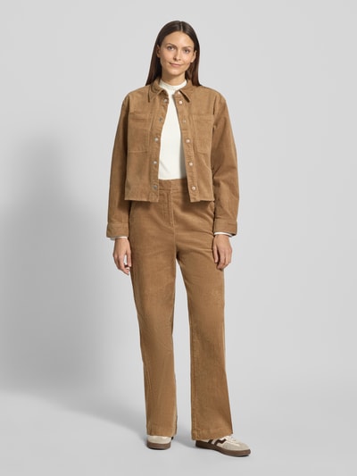 Frauenmodel trägt Slim Fit Langarmshirt aus Viskose-Mix von s.Oliver RED LABEL, Optik: Unifarben, hochgeschlossen, Ganzkörperansicht von vorne.
