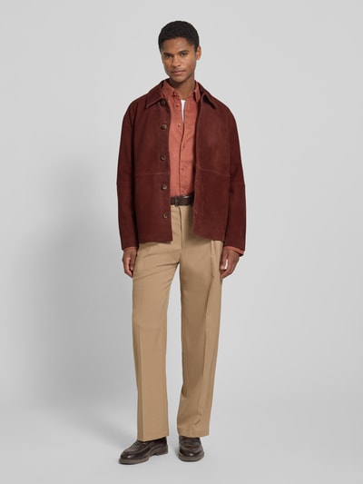 Männermodel trägt Regular Fit Lederjacke aus echtem Ziegenleder Modell 'RORY' von Selected Homme in Braun, Ganzkörperansicht von vorne. Herren Lederjacke.