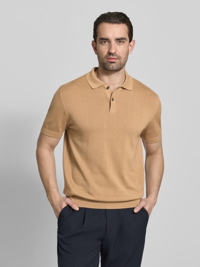 Männermodel trägt Regular Fit Poloshirt in Strick-Optik von Christian Berg Men, Reine Baumwolle, beige, Kurzärmelig, Ganzkörperansicht von vorne.